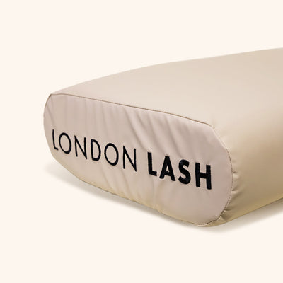 Fronha em Couro Sintético na cor beige para travesseiro de tratamento de pestanas e sobrancelhas da London Lash