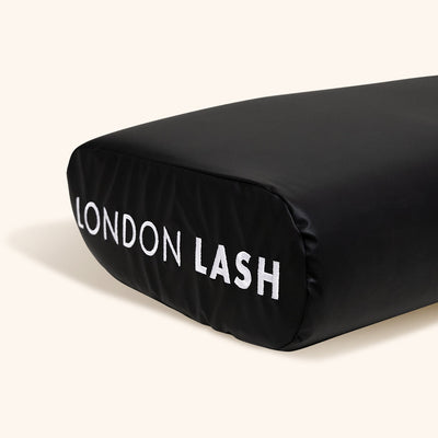 Fronha em Couro Sintético na cor preta para travesseiro de tratamento de pestanas e sobrancelhas da London Lash
